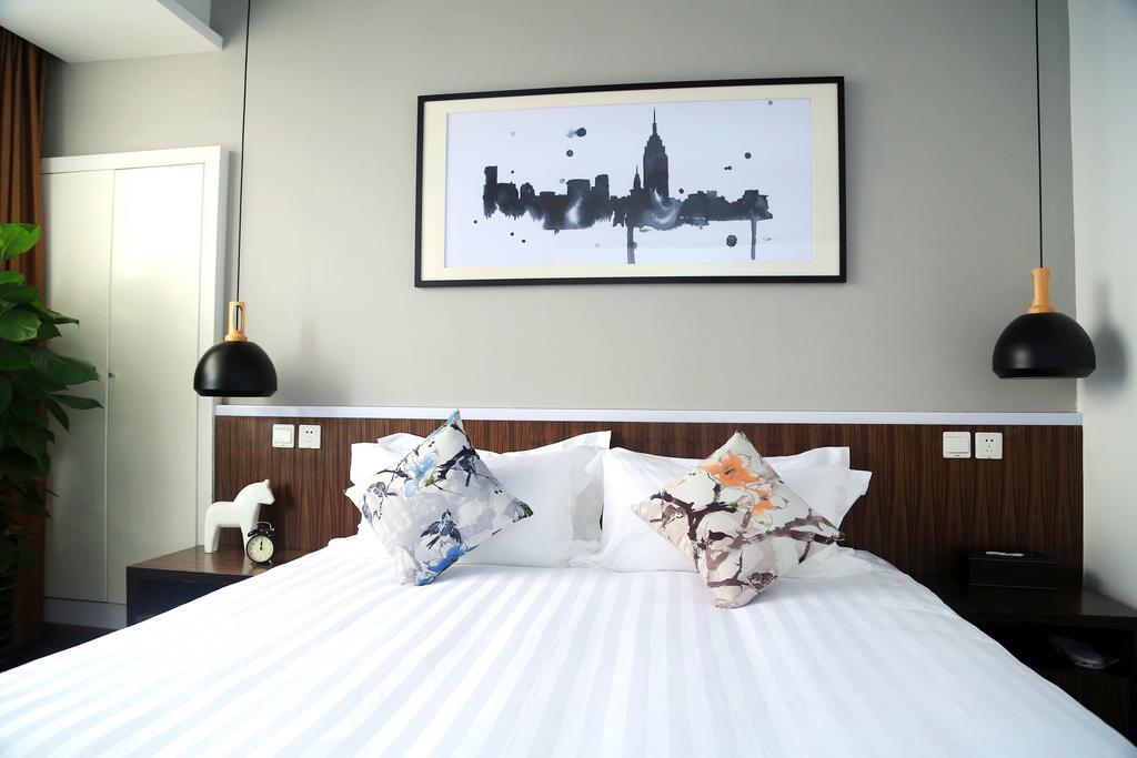 Delight Palace Jingan Service 4*