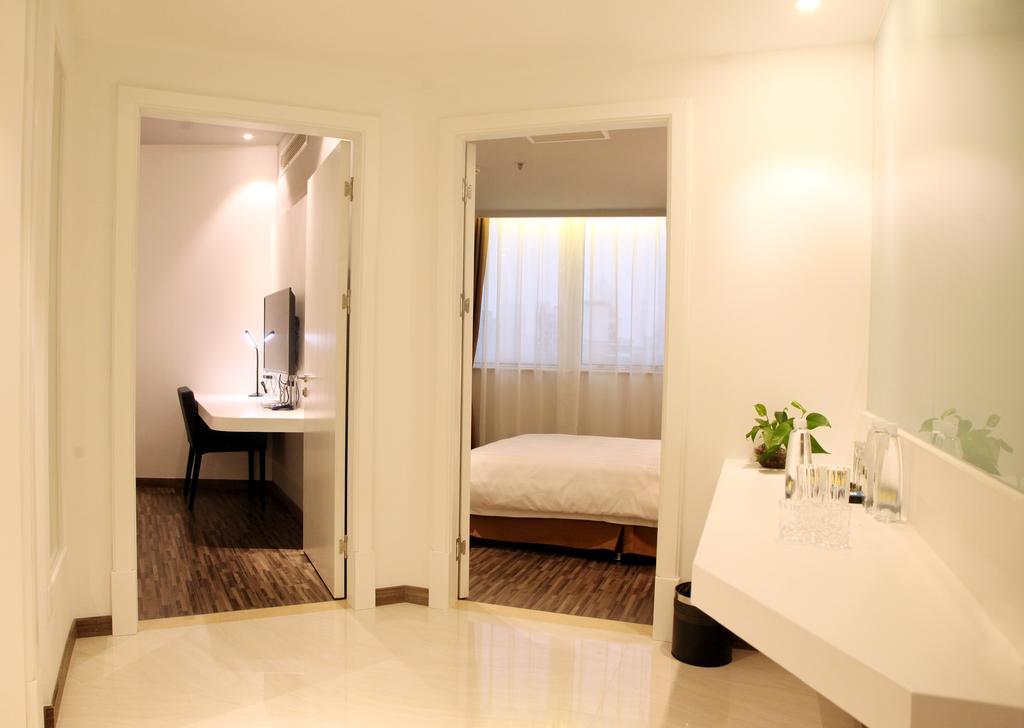 Delight Palace Jingan Service 4*